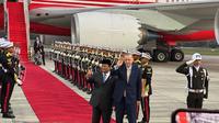 Presiden Prabowo Subianto mengantar Presiden Recep Tayyep Erdogan yang rencananya akan melanjutkan kunjungan kenegaraan setelah Indonesia. (Liputan6.com/Nanda Perdana Putra).