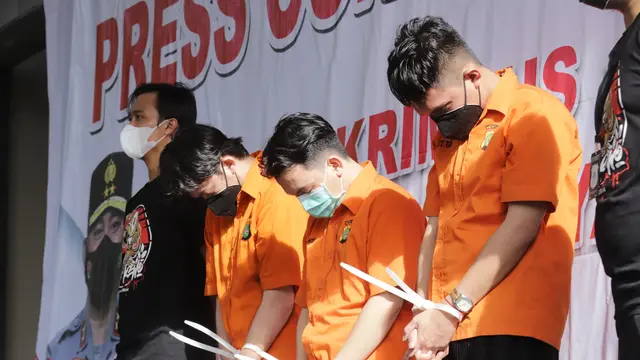 Polisi menggelar jumpa pers soal kasus prostitusi artis yang melibatkan Cassandra Angelie (Kapanlagi.com/Akrom Sukarya)