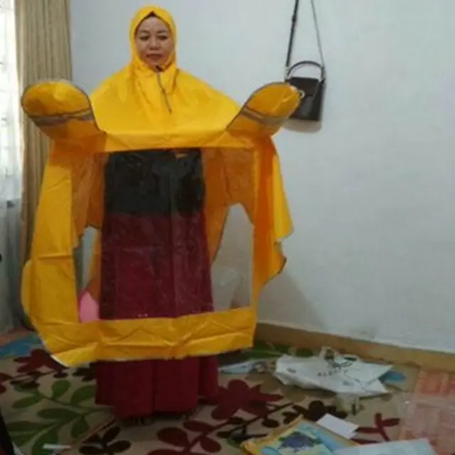 7 Desain Jas Hujan Ini Unik Banget, Bikin Melongo