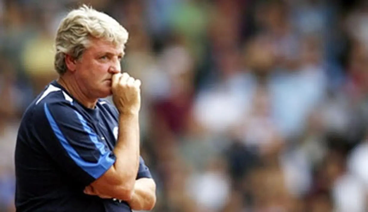 Wigan&#039;s manager Steve Bruce looks on during their Premier League match against West Ham at Upton Park in London on August 16, 2008. AFP PHOTO/Glyn Kirk