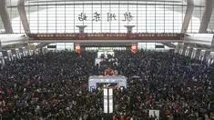 Penumpang berjejal di ruang tunggu di dalam stasiun kereta api setelah perjalanan mereka tertunda akibat salju tebal yang menyelimuti provinsi Zhejiang, Senin (1/2). Warga China sedang mempersiapkan untuk menyambut Tahun Baru Imlek. (REUTERS/Stringer)