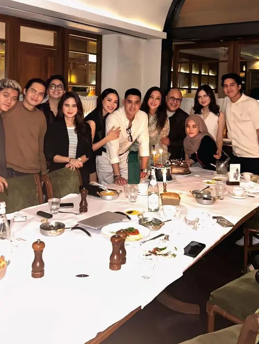 Pilihan gaya couple keduanya tak monoton dan tetap terlihat stylish. Bisa jadi inspirasi tampilan bersama pasangan, bagaimana menurutmu Sahabat Fimela? [@elelrumi/@maiaestiantyreal].