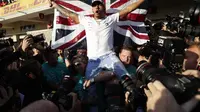 Pembalap Mercedes Lewis Hamilton merayakan gelar juara Formula 1 (F1) 2019 usai GP AS. (AP Photo/Eric Gay)