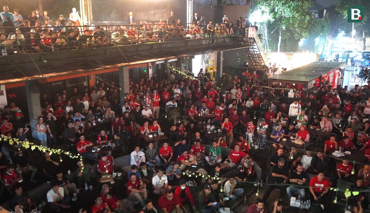 Fans The Reds tumpah ruah saat acara Roaring Night Liverpool vs Manchester City di 15 Park Kemang, Jakarta, Minggu (10/3/2024). (Bola.com/Syahkist Afi Daib)