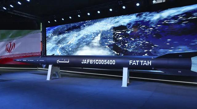 Penampakan rudal hipersonik Fattah di Teheran, Iran, Selasa (6/6/2023), yang diklaim mampu melesat dengan 15 kali kecepatan suara. (Dok. Hossein Zohrevand/Kantor Berita Tasnim via AP)