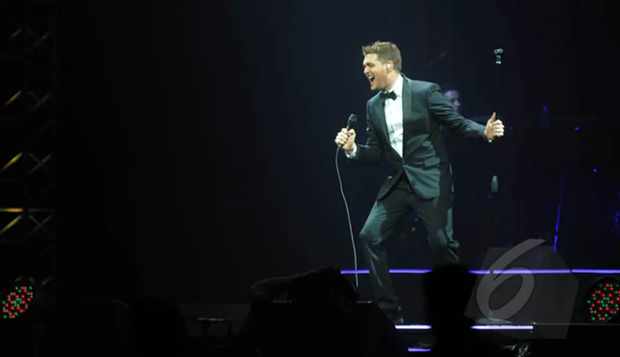 Aksi Michael Buble saat tampil dengan kualitas suara terbaiknya di Indonesia Convention Exhibition (ICE), Tangerang, Kamis (29/1/2015). (Liputan6.com/Herman Zakharia)