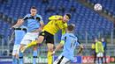 Gelandang Lazio, Adam Marusic, berebut bola dengan penyerang Borussia Dortmund, Giovanni Reyna, pada laga Grup F Liga Champions 2020/2021 di Stadion Olimpico, Rabu (21/10/2020) dini hari WIB. Lazio menang 3-1 atas Borussia Dortmund. (AFP/Alberto Pizzoli)