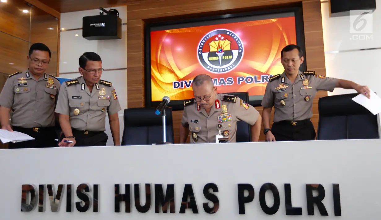Humas Polri memberikan keterangan pers terkait ledakan yang terjadi di Kampung Melayu, Jakarta, Kamis (25/5). Polisi mengajak masyarakat untuk tidak takut pada terorisme. (Liputan6.com/Ferry Pradolo)