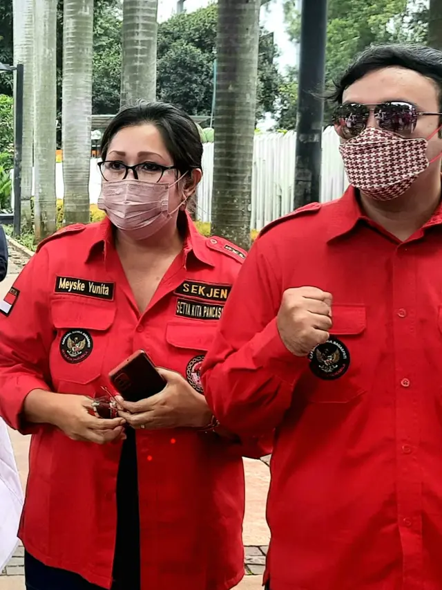 Pesinetron Sandy Tumiwa melakukan orasi di depan Gedung Kementerian BUMN (https://www.instagram.com/p/CZREk6qB-OD/)
