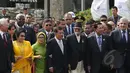 Wapres RI Jusuf Kalla (keempat kiri) didampingi sang istri, Mufidah (ketiga kiri) dan para kepala negara dari Asia dan Afrika berjalan bersama menuju Gedung Merdeka saat peringatan KAA di Bandung, Jumat (24/4/2015). (Liputan6.com/Herman Zakharia)