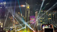 Hiruk Pikuk Pesta Kembang Api puncak acara Kirana Jakarta perayaan tahun baru di Bundaran Hi, Jakarta pada Selasa 31 Desember (dok Liputan6.com/Maheza Nurmiagita)