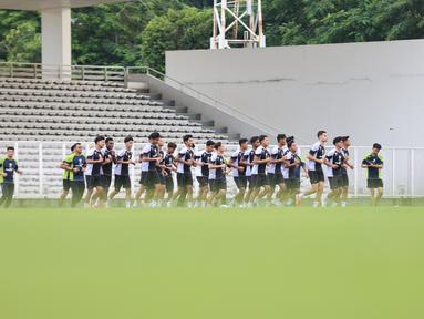 Timnas Indonesia melakukan sesi latihan di Stadion Madya, Gelora Bung Karno, Jakarta, Rabu (5/2/2025). (Bola.com/Abdul Aziz)