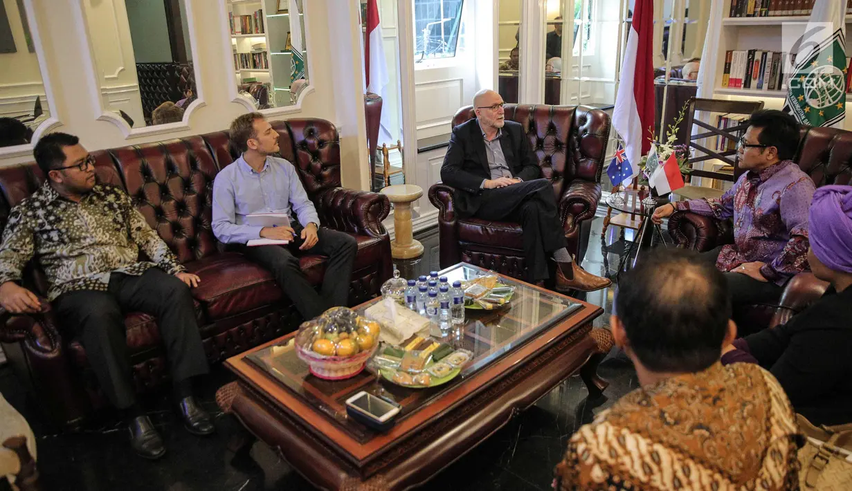 Suasana pertemuan Dubes Australia untuk Indonesia, Paul Grigson dengan Ketum PKB Muhaimin Iskandar di DPP PKB, Jakarta, Rabu (25/10). Kunjungan Paul ke DPP PKB untuk mengenal lebih jelas demokrasi dan politik di Indonesia. (Liputan6.com/Faizal Fanani)