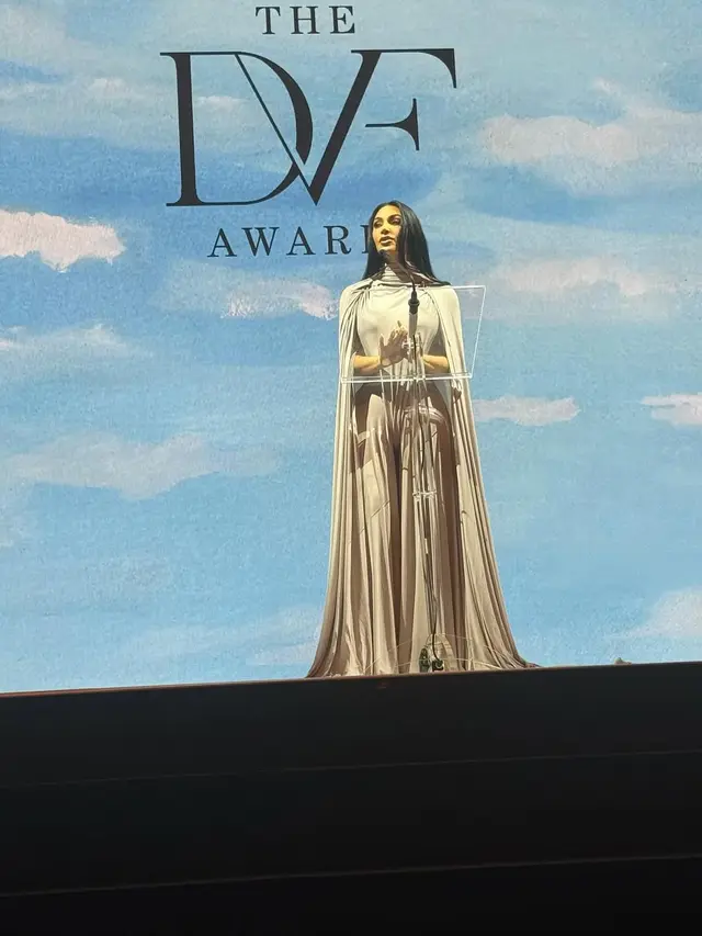 Kim Kardashian Pakai Jumpsuit Transparan Saat Terima Penghargaan Kemanusiaan