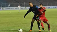 Pemain Timnas Dominika Welinton Agramonte De Los Santos mencoba menghalangi pemain Indonesia U-23 Aldaier Makatindu yang berusaha mengambil bola  di Stadion GBK, Kamis (15/5/14). (Liputan6.com/Andrian Martinus)