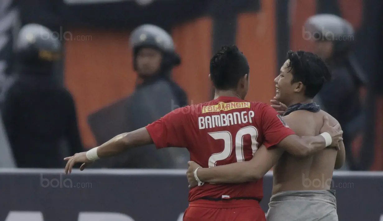 Seorang The Jakmania memeluk striker Persija, Bambang Pamungkas, usai laga melawan Mitra Kukar pada laga perempat final Piala Presiden di Stadion Manahan, Solo, Minggu, (4/2/2018). Persija menang 3-1 atas Mitra Kukar. (Bola.com/M Iqbal Ichsan)