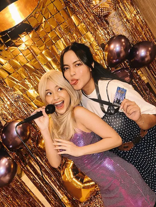 Ia juga tampak mengenakan wig warna pirang menyerupai karakter yang diperankan Miley Cyrus tersebut. [@hanggini].