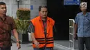 Plh Kadis PU Kota Pasuruan Dwi Fitri Nurcahyo (tengah) tiba di Gedung KPK, Jakarta, Jumat (16/11). Dwi diperiksa sebagai tersangka terkait suap pengadaan barang dan jasa di lingkungan Pemkot Pasuruan dari APBD 2018. (Merdeka.com/Dwi Narwoko)