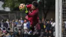 Kiper Persib Bandung, I Made Wirawan, menangkap bola saat latihan. Rencananya Atep dan kawan-kawan akan melakukan uji coba melawan Barito Putera pada, Rabu (5/4/2017). (Bola.com/Vitalis Yogi Trisna)