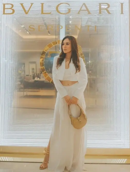 <p>Wulan Guritno tampil cantik dengan mengenakan serba putih yang sepertinya jadi dress code acara. Ia terlihat memamerkan perut rata dan kaki jenjang. [Foto: instagram.com/wulanguritno]</p>