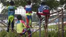 Para pebalap muda BMX menyaksikan para seniornya yang sedang berlatih di lintasan Jakarta International BMX Track, Pulomas Jakarta pada Minggu (16/2/2020). (Bola.com/Peksi Cahyo)