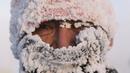 Seorang pelari berpose di depan fotografer usai menyelesaikan maraton terdingin di dunia internasional pada suhu minus 53 derajat (-63,4 Fahrenheit) di dekat Oymyakon, republik Sakha, juga dikenal sebagai Yakutia, Timur Jauh Rusia, Sabtu, 22 Januari 2022. (AP/Ivan Nikiforov)