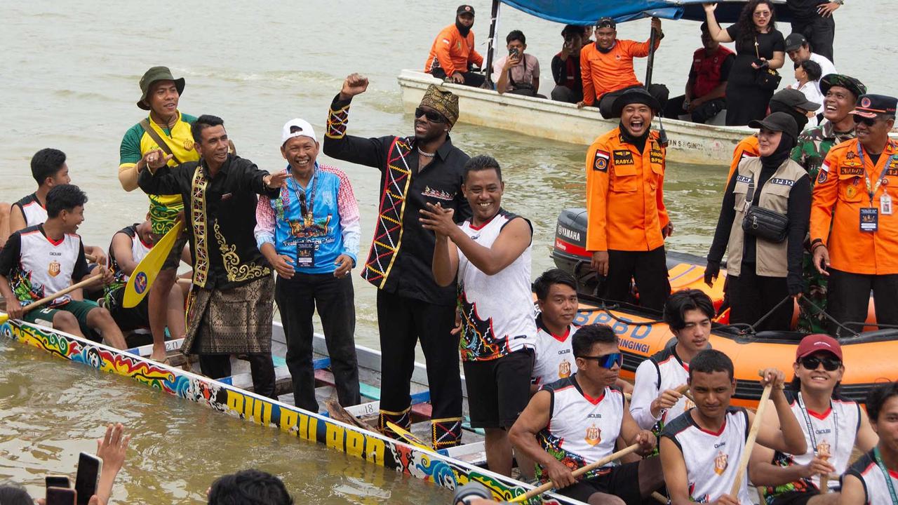 FOTO: Momen Akrab Dhika Bocah Penari Pacu Jalur Viral Digendong Rapper Amerika