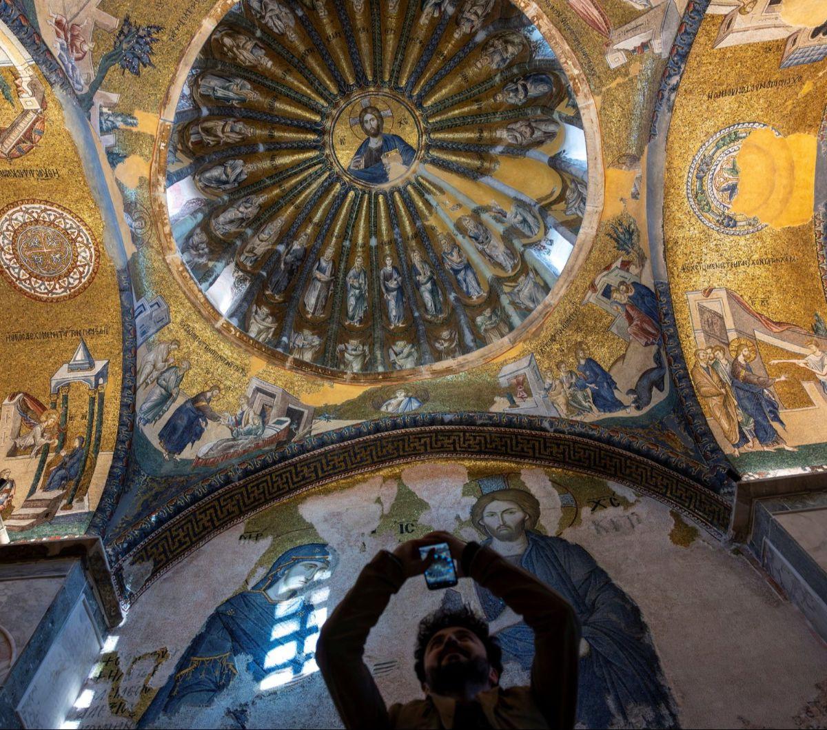 Seorang jemaah memotret kubah yang dihiasi lukisan Yesus Kristus di Masjid Kariye, Istanbul, Turki, pada Senin (6/5/2024). Masjid Kariye, sebelumnya Museum Chora, merupakan bangunan bekas gereja era Bizentium paling penting dan terkenal di Istanbul.&nbsp;