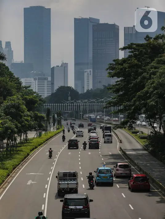Sejumlah kendaraan melintasi Jalan Sudirman, Jakarta, Senin (13/4/2020). Hari ke-4 penerapan Pembatasan Sosial Berskala Besar (PSBB) di DKI yang dimulai sejak 10 April hingga 23 April 2020, arus lalu lintas di ruas jalan protokol  tersebut masih ramai kendaraan. (Liputan6.com/Faizal Fanani)