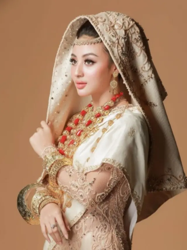 Pesona Seleb Wanita Kenakan Baju Koto Gadang