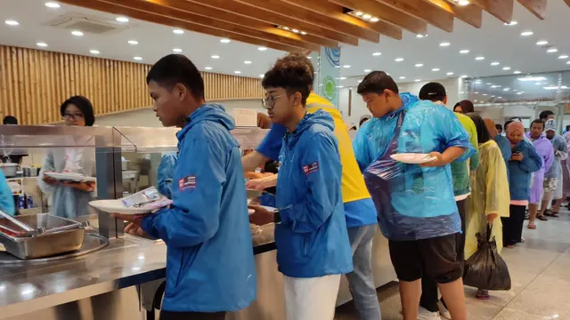 Peserta Jambore Dunia ke-25 termasuk Indonesia mendapat sajian mi bakso di tengah gempuran hujan deras yang dipicu Topan Khanun (Dok Kwarnas)