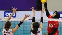 Pemain Timnas Voli putri Indonesia, Putri Agustin (kanan) melepaskan spike yang berusaha diblok dua pemain Hong Kong, Fung Tsz Yan (tengah) dan Yim Wing Ni pada laga Grup B AVC Challenge Cup 2024 di Rizal Memorial Coliseum, Manila, Filipina, Kamis (23/5/2024) pagi. Indonesia kalah 0-3 (22-25, 24-26, 19-25). (Asian Volleyball Confederation)