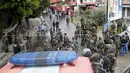 Sejumlah tentara menutup lokasi ledakan bom mobil di Kota Sidon, Lebanon Selatan, Selasa (12/4). Seorang pejabat senior Fatah, Palestina bernama Fethi Zeydan, tewas akibat bom yang diletakkan dibawah kendaraannya meledak. (REUTERS/Ali Hashisho)