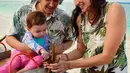 Sebelumnya Nadine dan Dimas Anggara juga mengajak putrinya melepas tukik ke laut dan transplantasi terumbu karang dengan metode conblock (metode substrat semen) di Pulau Burung. [Instagram/nadinelist]
