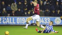 Pemain Manchester United, Rasmus Hojlund, berusaha mencetak gol ke gawang Wigan Athletic dalam laga putaran ketiga FA Cup 2023/2024 di DW Stadium, Selasa (9/1/2024) dini hari WIB. (AP Photo/Jon Super)