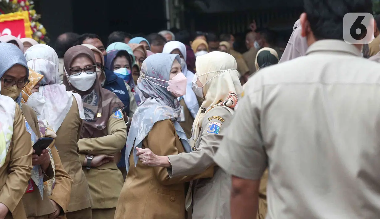<p>Pegawai Pemprov DKI mengantre saat halal bihalal di Balai Kota DKI, Jakarta, Senin (9/5/2022). Gubernur Anies Baswedan menggelar halal bihalal bersama para ASN Pemprov DKI Jakarta seusai libur Lebaran 2022. (Liputan6.com/Herman Zakharia)</p>