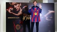 Pemain Inggris, Anthony Gordon, berpose saat presentasi resminya sebagai pemain baru FC Barcelona di Palau Blaugrana Arena di Barcelona, ​​pada 29 Mei 2026. (Josep LAGO/AFP)