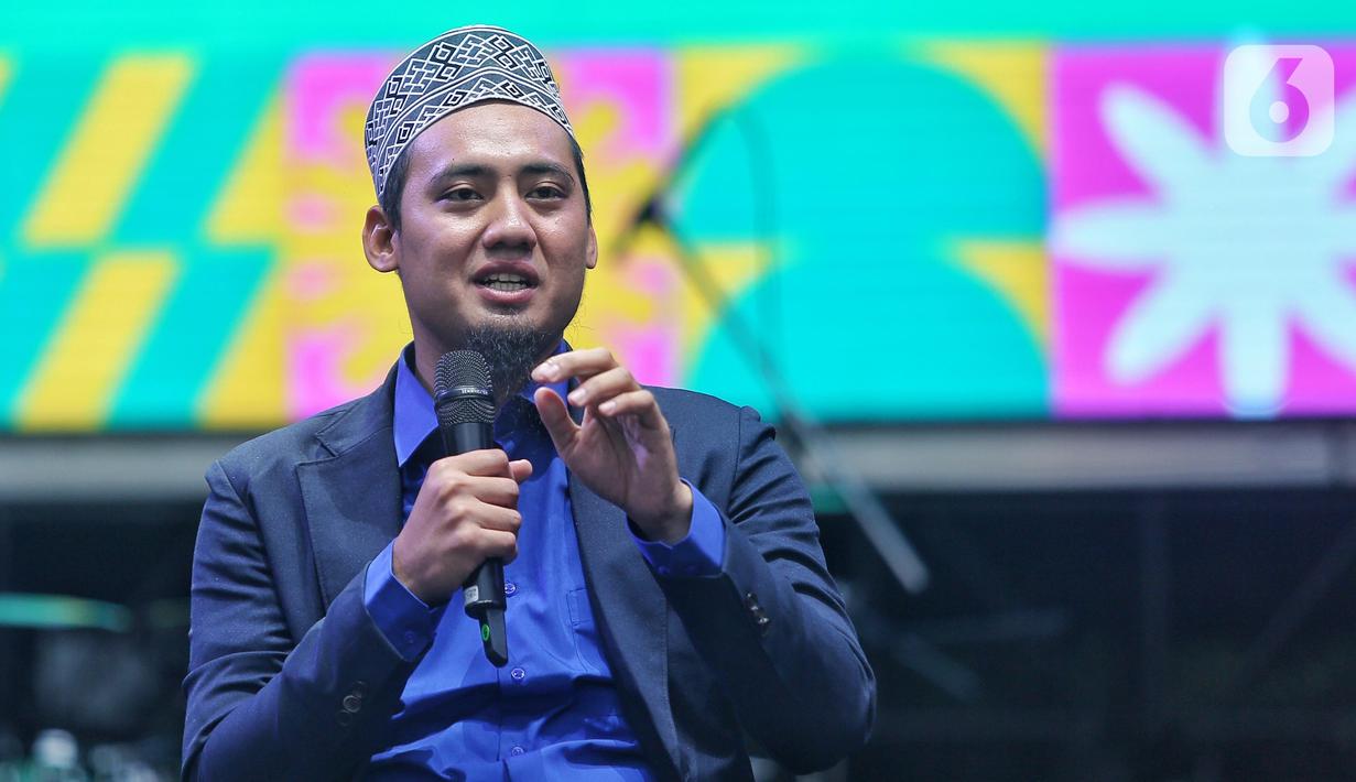 Tidak hanya dimanjakan dengan penampilan musik, pengunjung juga bisa menikmati kajian agama sambil menanti berbuka puasa. Kali ini, pengunjung bisa mendapat siraman rohani dari pendakwah Muhammad Abi Azkakia atau biasa disebut Ustaz Abi. (Liputan6.com/Angga Yuniar)