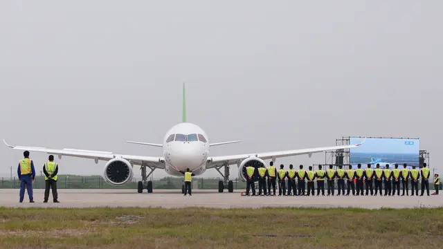 Pesawat Jet Penumpang Buatan China Lakukan Terbang Perdana