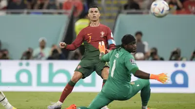 Ronaldo sempat menggetarkan jala gawang Ghana di menit ke-31. Ia memenangkan duel dengan pemain Ghana dan sukses menaklukkan penjaga gawang. Sayangnya wasit tidak mengesahkan gol itu karena Ronaldo dianggap melakukan pelanggaran. (AP Photo/Hassan Ammar)