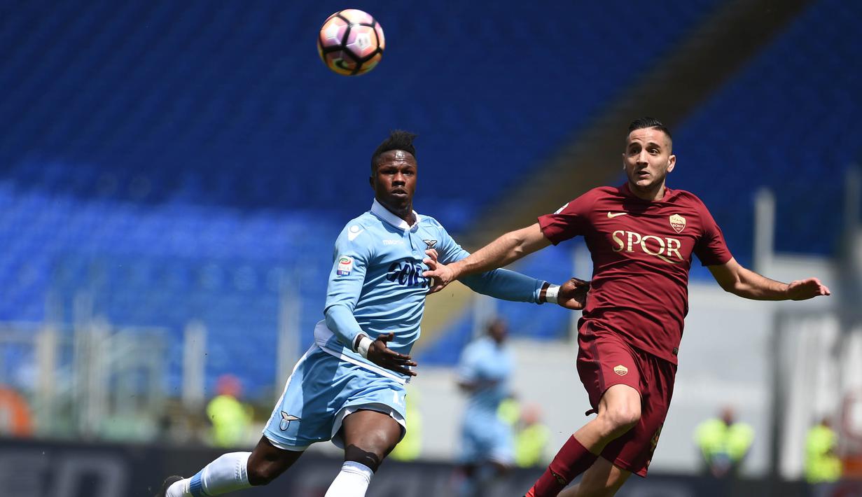 Striker Lazio, Balde Diao Keita, duel udara dengan bek AS Roma, Kostas Manolas pada laga lanjutan Serie A di Stadion Olympic, Roma (30/04/2017). Keita menjadi pemain yang diperebutkan AC Milan dan Juventus. (AFP/Filippo Monteforte)