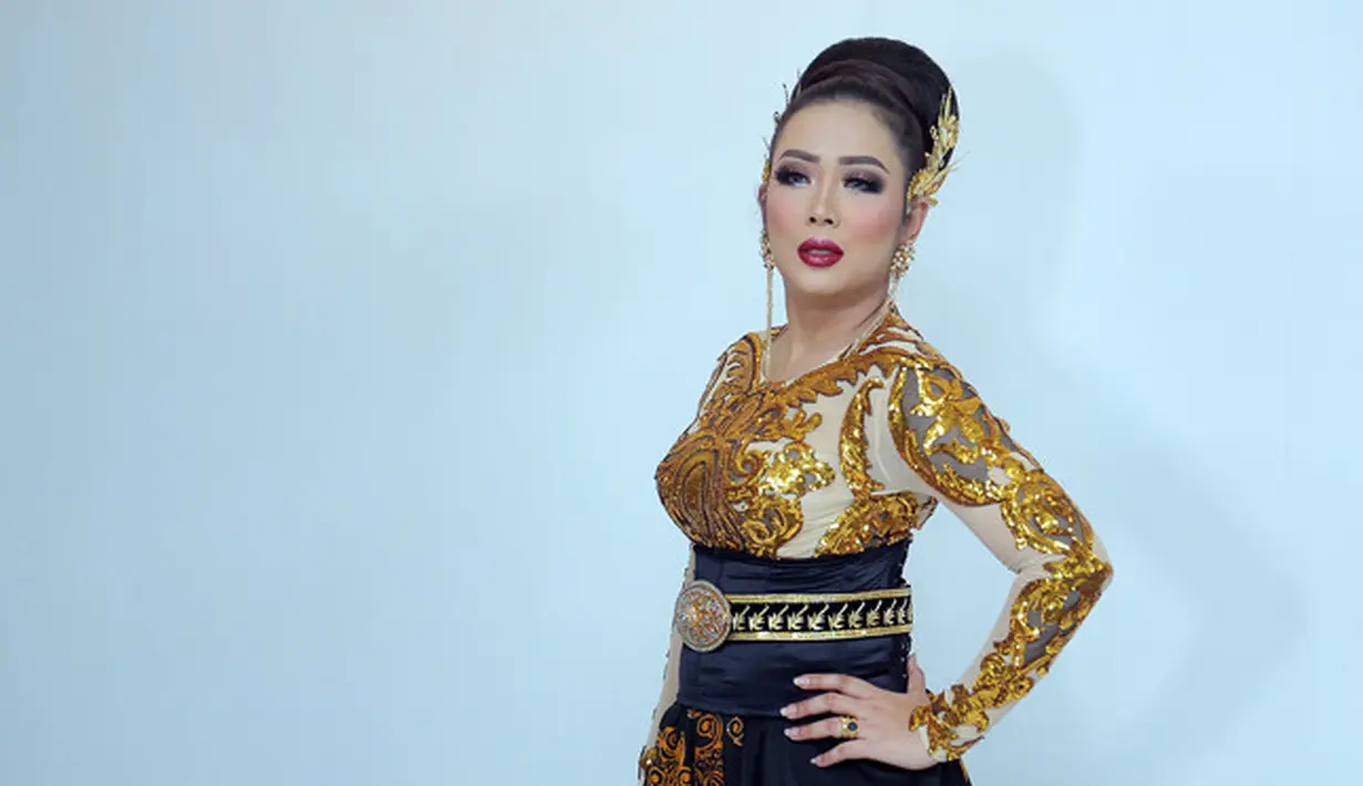 Soimah juga mengakui kebiasaannya saat itu yang selalu menggenggam tangan dengan alasan malu karena warna telapak tangannya yang hitam, akibat dari pekerjaannya memanggang ikan. (Deki Prayoga/Bintang.com)