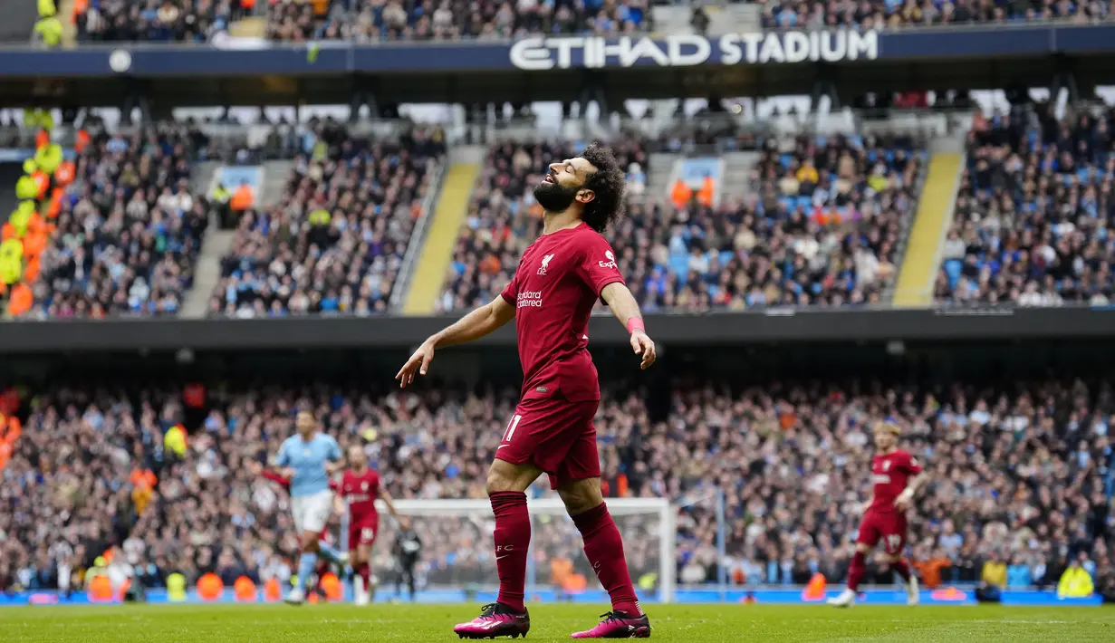 Reaksi kecewa pemain Liverpool, Mohamed saat laga pekan ke-29 Liga Inggris 2022/2023 melawan Manchester City yang berlangsung di Etihad Stadium, Manchester, Minggu (01/04/2023) WIB. The Cityzens menang dengan skor 4-1. (AP Photo/Jon Super)