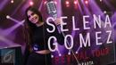 Valerie Thomas, putri aktor senior Jeremy Thomas berpose saat menonton konser pertama penyanyi Selena Gomez di Indonesia yang digelar di Indonesia Convention Exhibition (ICE) BSD, Tangerang Selatan, Sabtu (23/7). (Liputan6.com/Herman Zakharia)
