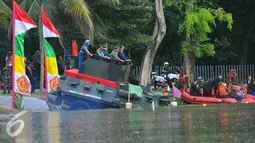 Presiden Joko Widodo menjajal Panser Anoa Amfibi saat menghadiri rapat pimpinan TNI di Mabes TNI, Cilangkap, Senin (16/1). Setelah itu, Presiden didampingi Panglima TNI mengendarai panser Anoa Amphibi yang diproduksi PT Pindad. (Liputan6.com/Angga Yuniar)