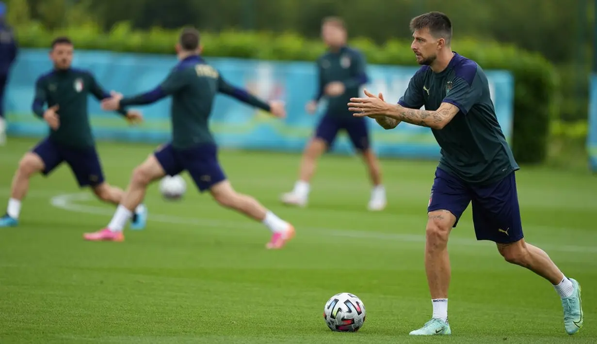 Bek Italia, Francesco Acerbi membawa bola saat mengikuti sesi latihan di tempat latihan Tottenham Hotspur di London, Sabtu (10/7/2021). Italia akan bertanding melawan Inggris pada final Euro 2020 di Stadion Wembley. (AP Photo/Frank Augstein)