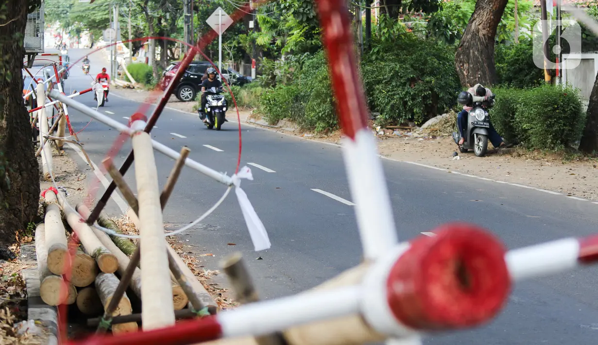 Saking tingginya, sekelompok orang yang ikut dalam permainan harus bersatu untuk bisa menggapai hadiah di ujung pohon. (Liputan6.com/Herman Zakharia)
