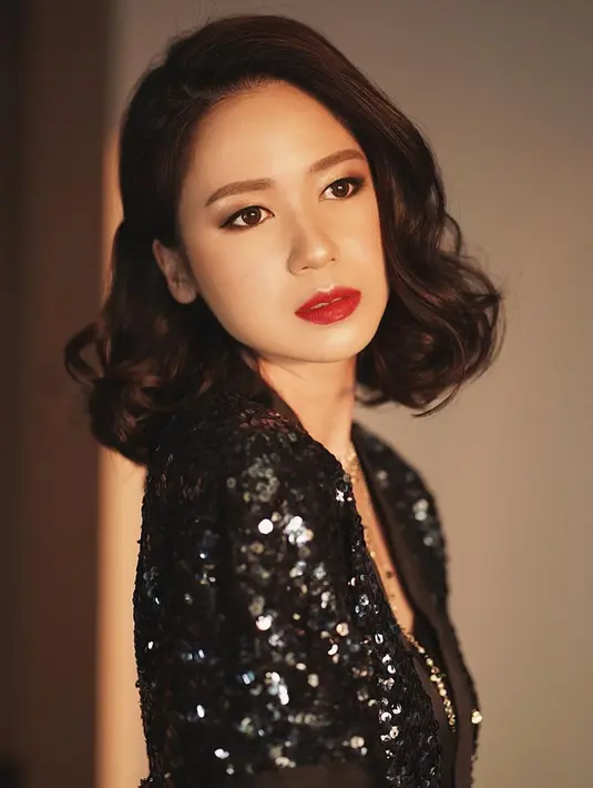 Punya wajah kalem, tak heran jika Laura Basuki sering terlihat mendandani wajahnya dengan tema makeup bold. Meski memilih tema makeup bold, Laura Basuki lebih menonjolkan pesonanya pada bibir dengan lipstik warna merah. Namun untuk wajahnya, Laura Basuki terlihat tampil dengan makeup natural. (Liputan6.com/IG/laurabas)