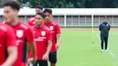 Indra Sjafri menuturkan bahwa laga ini juga menjadi persiapan terakhir sebelum Garuda Muda memulai pertandingan untuk mempertahankan medali emas SEA Games 2025. Tampak dalam foto, pemain Timnas Indonesia U-22 saat sesi latihan resmi jelang laga melawan Mali di Stadion Madya, Senayan, Jakarta, Jumat (14/11/2025). (Bola.com/M Iqbal Ichsan)