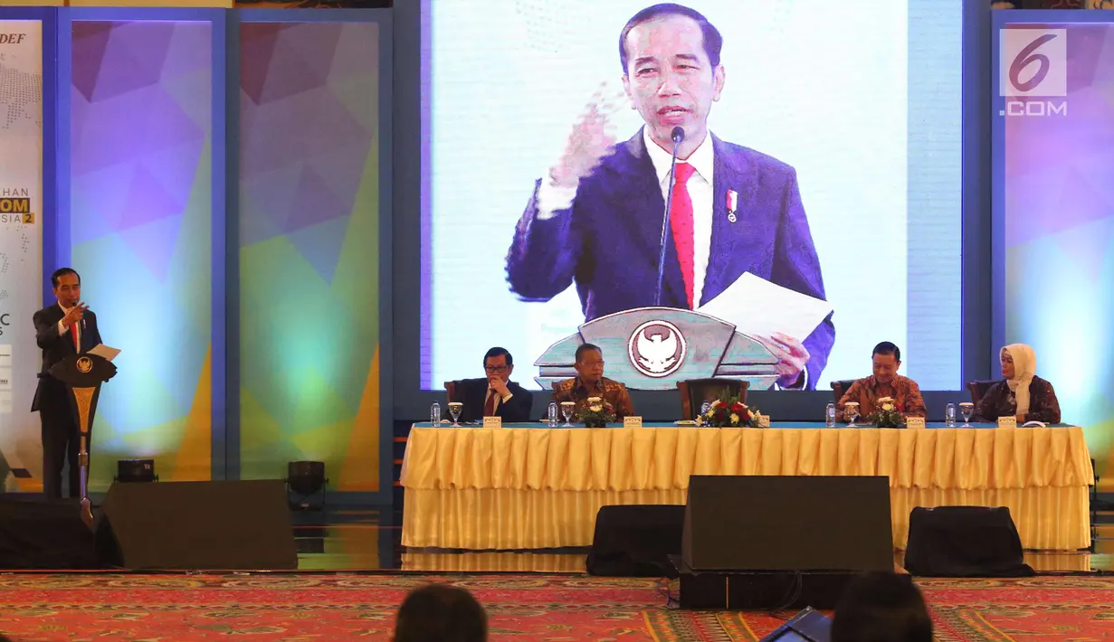 Presiden Joko Widodo memberikan paparan saat sarasehan 100 ekonom Indonesia di Jakarta, Senin (12/12). Jokowi mengungkapkan pencapaian peringkat kemudahan berusaha (Ease of Doing Business/EoDB). (Liputan6.com/Angga Yuniar)